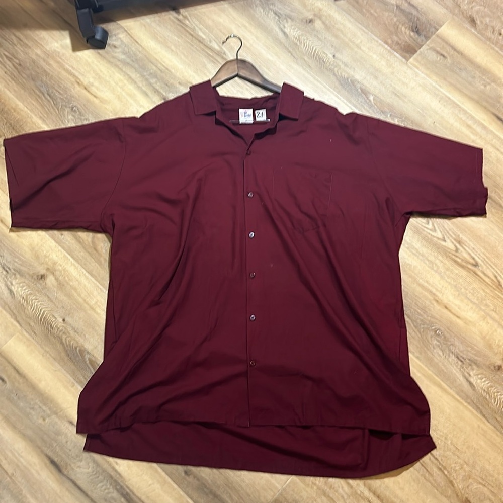 Maroon Lalee button up short sleeves-shirt.